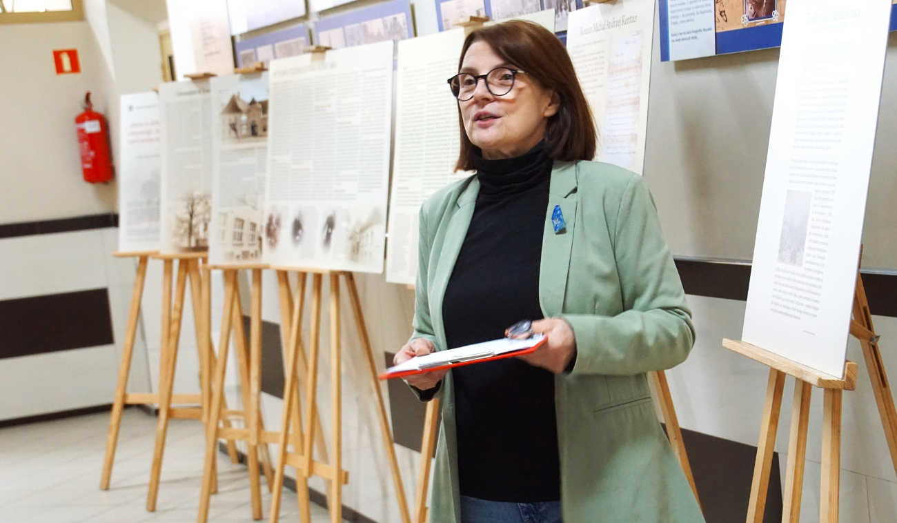 Wystawa w LO oficjalnie otwarta