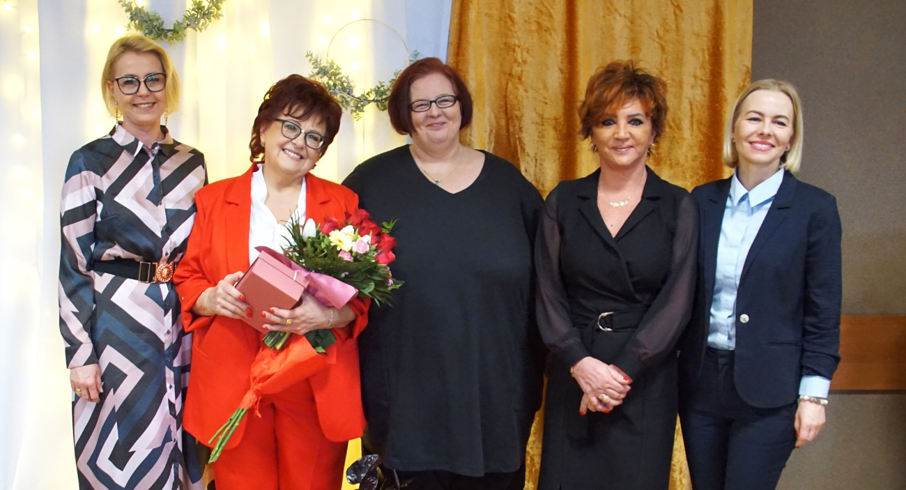 Podziękowali pani dyrektor za 44 lata pracy