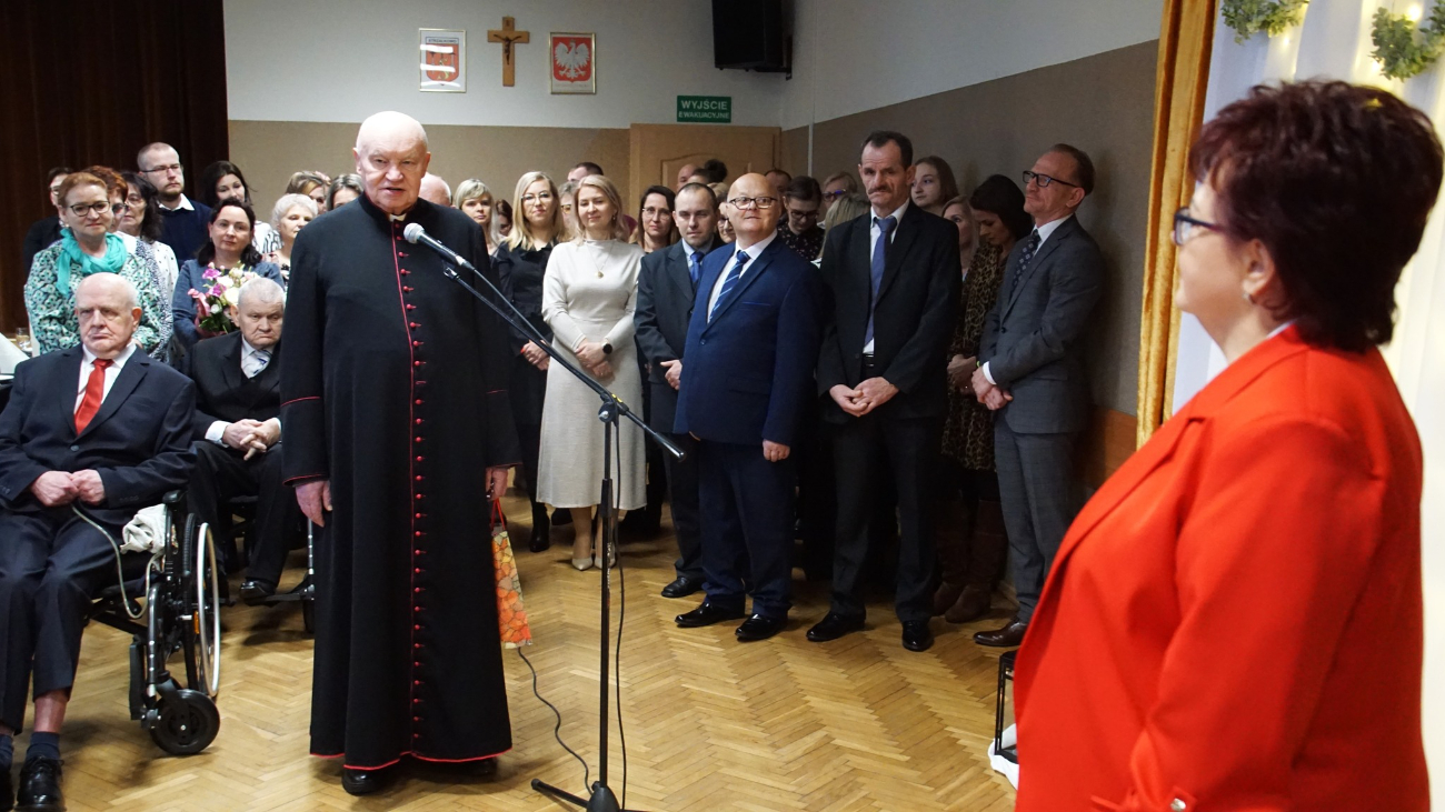 Podziękowali pani dyrektor za 44 lata pracy