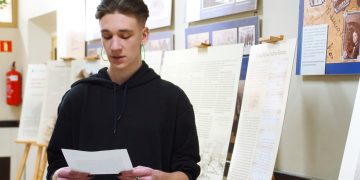 Wystawa w LO oficjalnie otwarta