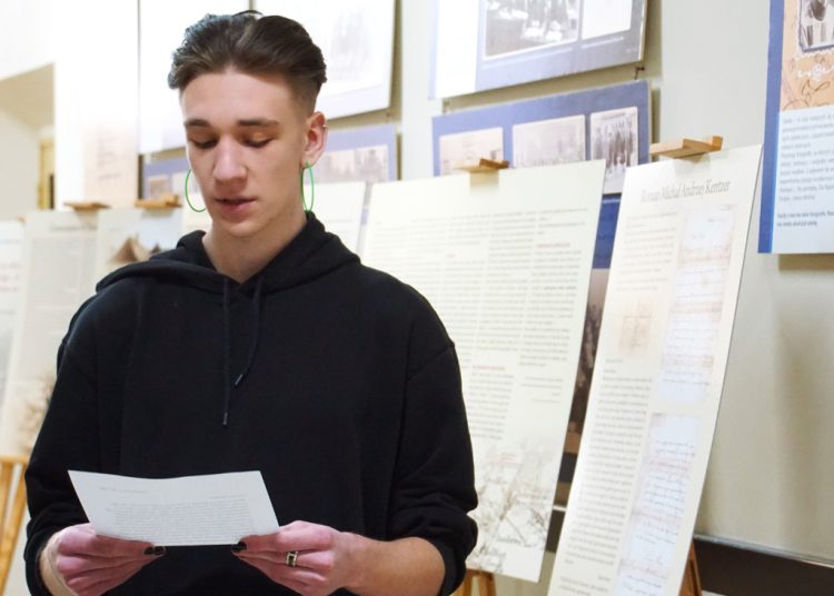 Wystawa w LO oficjalnie otwarta