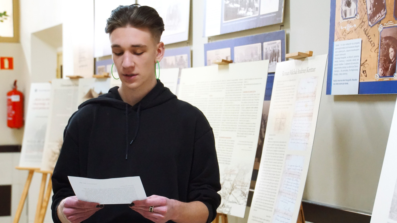 Wystawa w LO oficjalnie otwarta