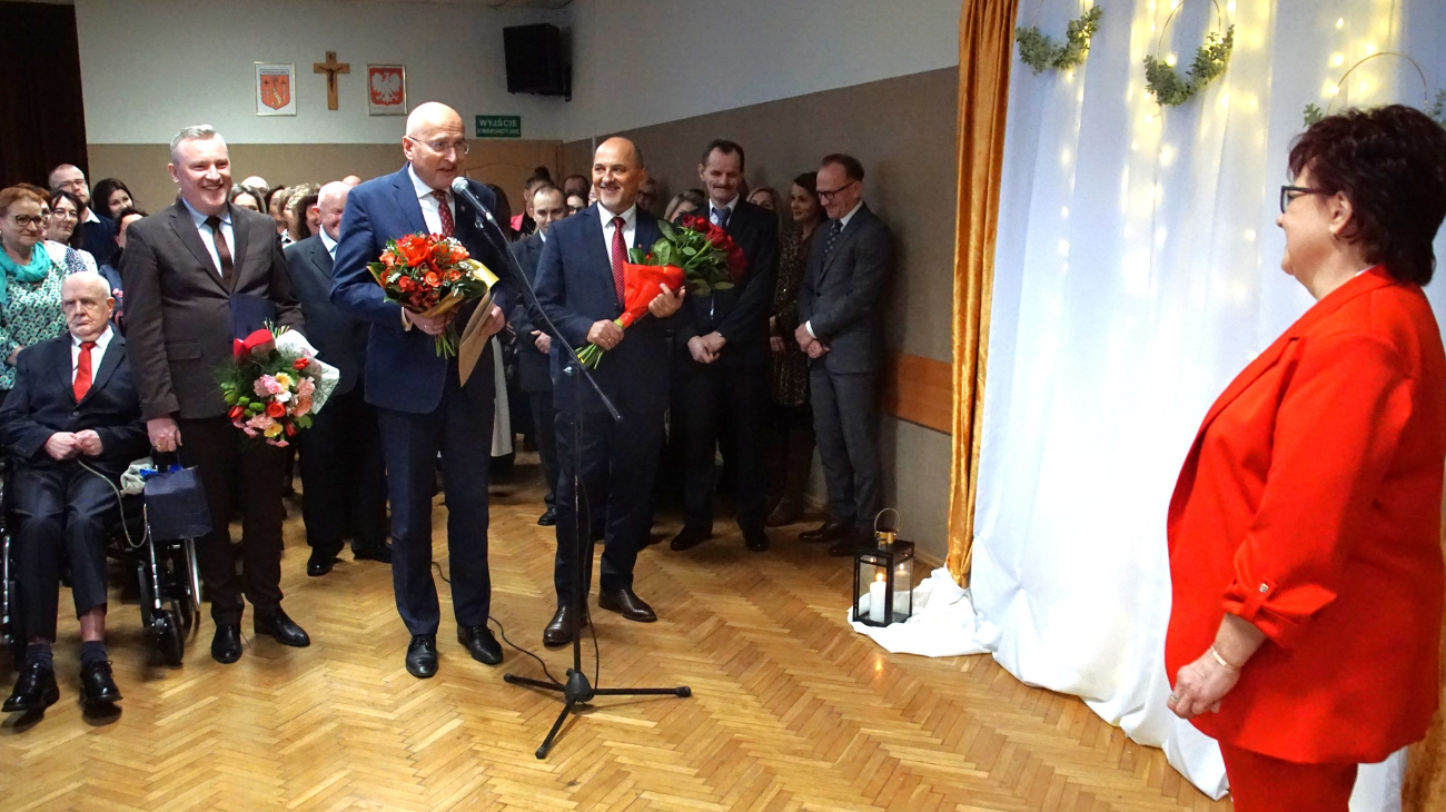 Podziękowali pani dyrektor za 44 lata pracy