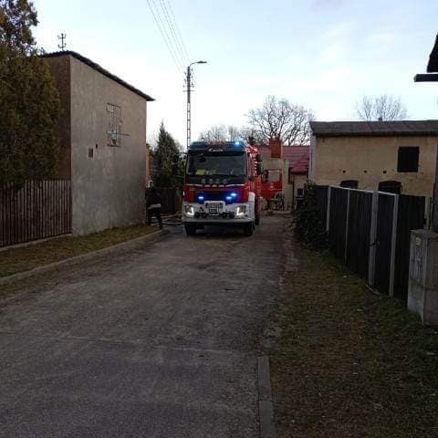 Paliło się poddasze. Kilka zastępów straży w akcji