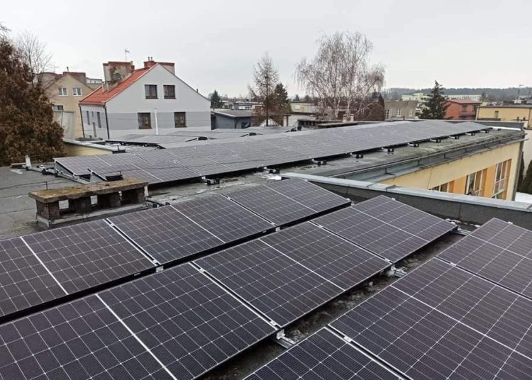 Panele na miejskich budynkach. Zakończyli instalację