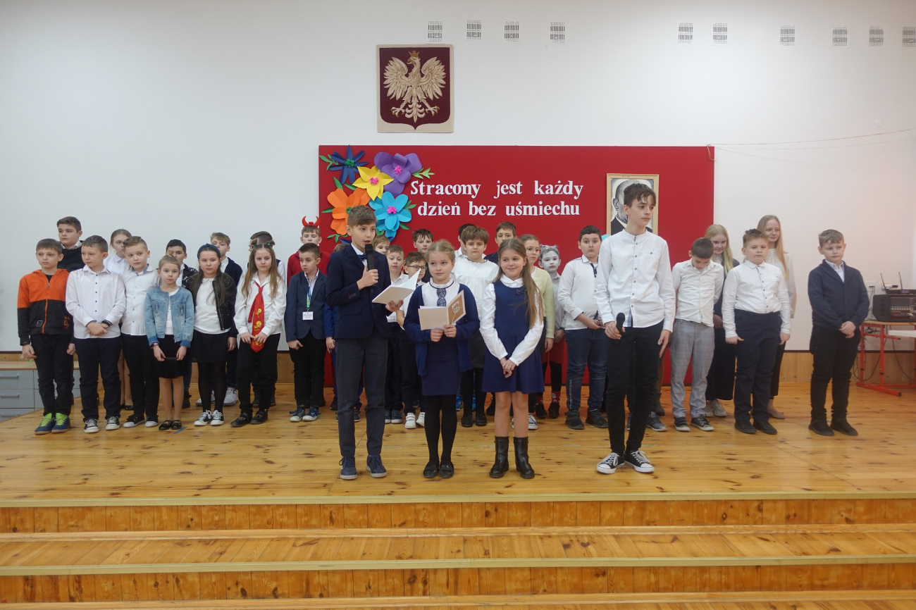 Pożegnały się ze szkołą w Giewartowie