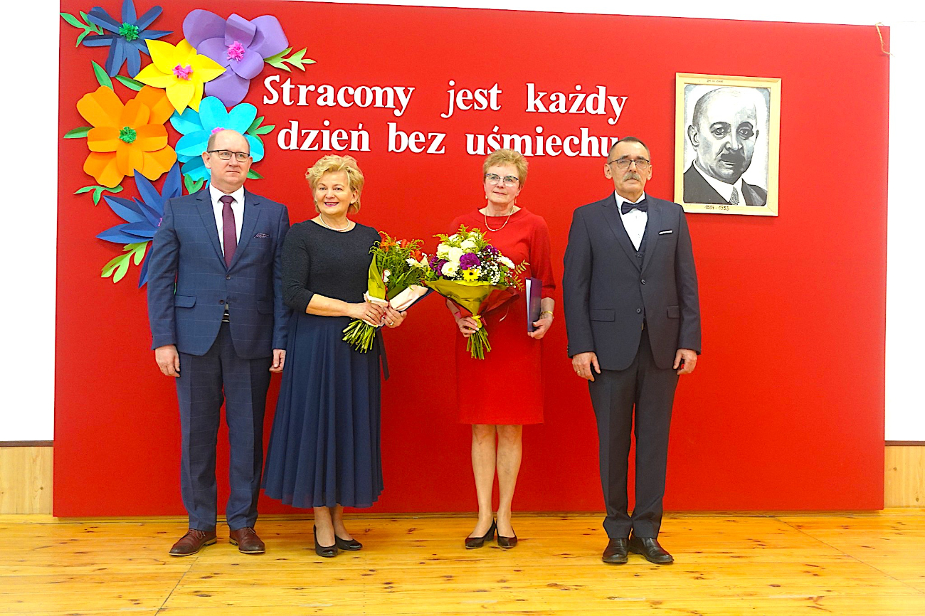 Pożegnały się ze szkołą w Giewartowie