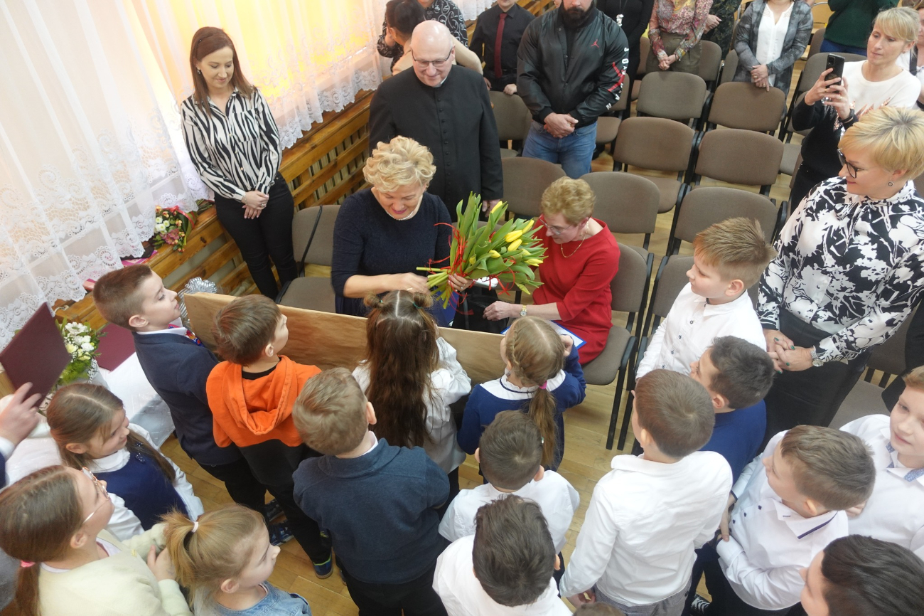 Pożegnały się ze szkołą w Giewartowie