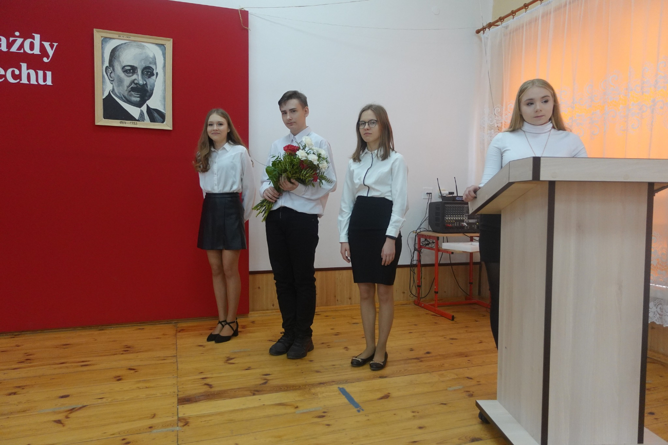 Pożegnały się ze szkołą w Giewartowie