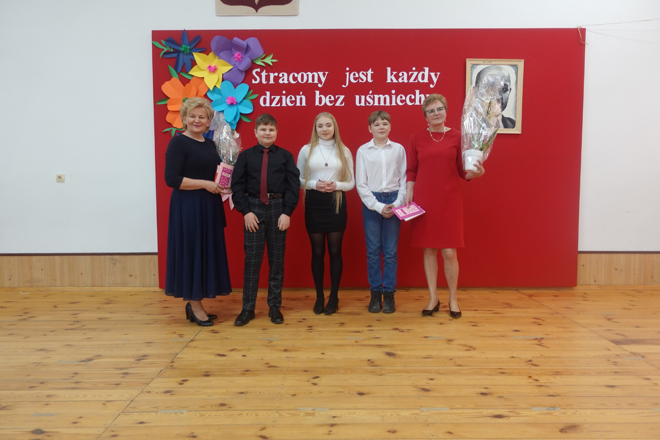 Pożegnały się ze szkołą w Giewartowie