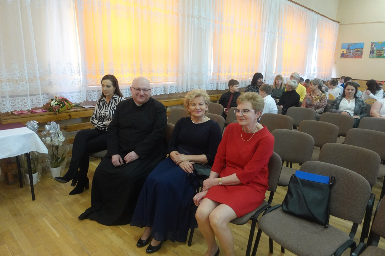 Pożegnały się ze szkołą w Giewartowie