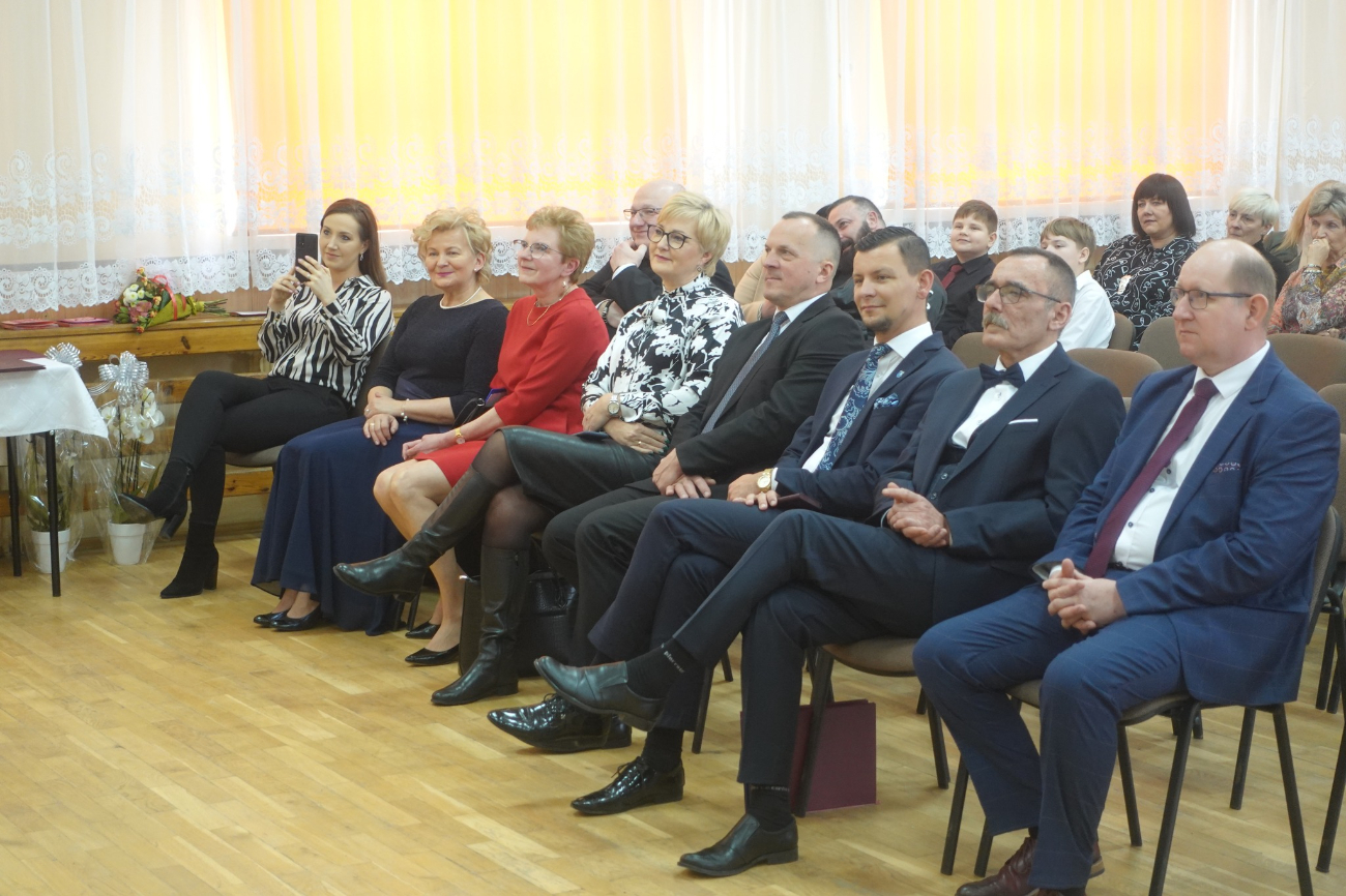 Pożegnały się ze szkołą w Giewartowie