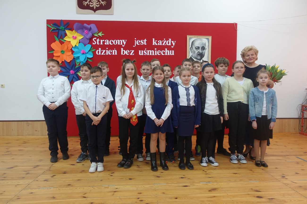 Pożegnały się ze szkołą w Giewartowie