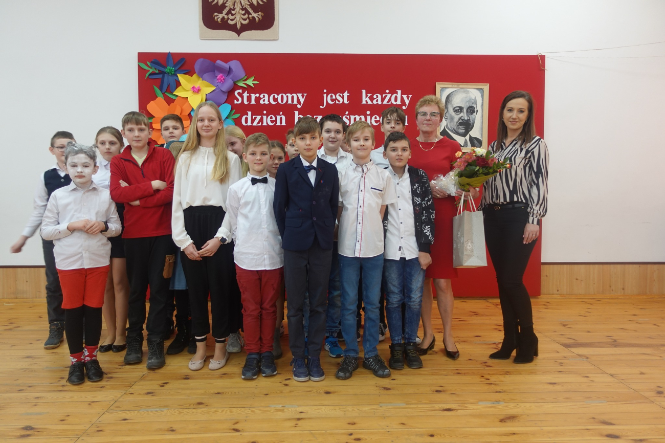 Pożegnały się ze szkołą w Giewartowie