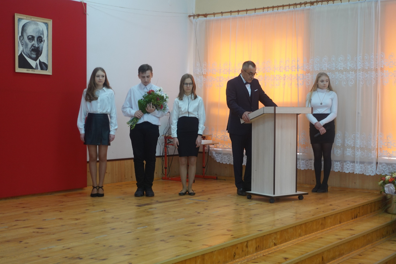 Pożegnały się ze szkołą w Giewartowie