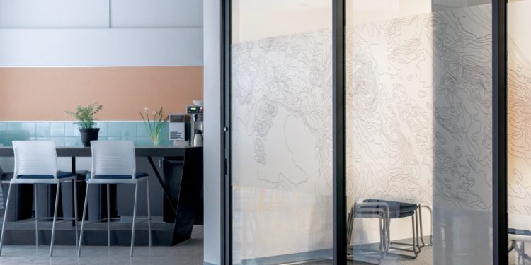 Drzwi szklane – kiedy warto je wybrać?