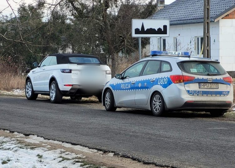 Nie zatrzymał się do kontroli. Policjanci ruszyli w pościg