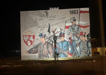 Mural widoczny także wieczorem