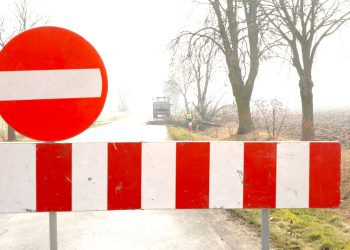Ruszyła wycinka. Na czas prac droga jest zamknięta