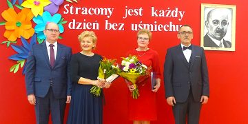 Pożegnały się ze szkołą w Giewartowie