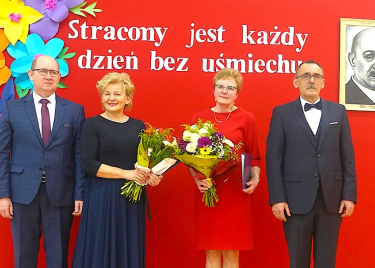 Pożegnały się ze szkołą w Giewartowie