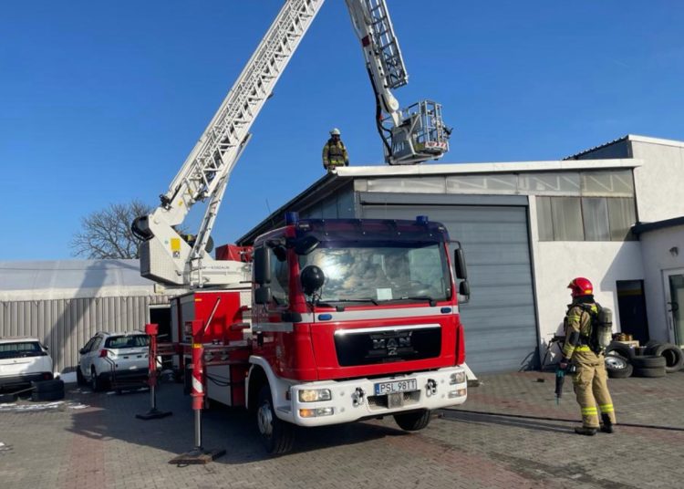 Palił się warsztat samochodowy