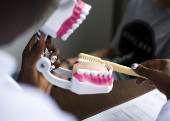 Czy można zapisać się na usuwanie kamienia nazębnego NFZ?