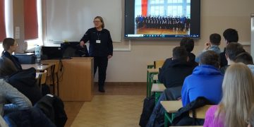 Promowali zawód w klasach policyjnych