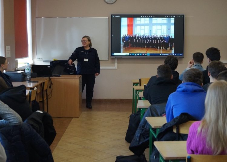 Promowali zawód w klasach policyjnych