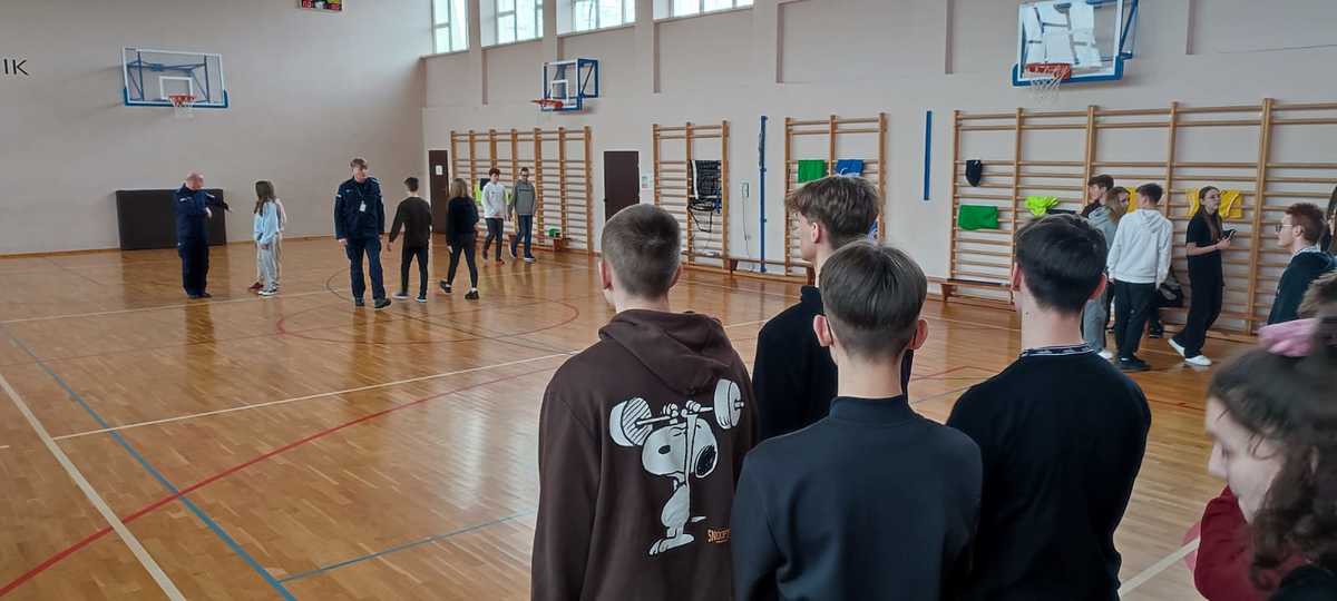 Promowali zawód w klasach policyjnych