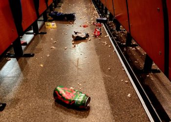 Wysypisko śmieci w kinie. Chcą zwrócić uwagę na problem…