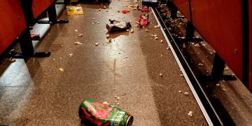 Wysypisko śmieci w kinie. Chcą zwrócić uwagę na problem…
