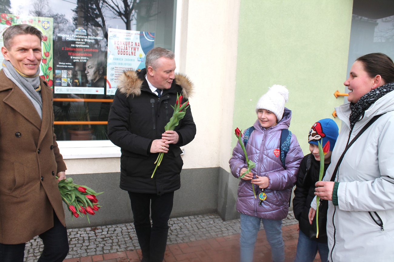 Burmistrz rozdawał tulipany