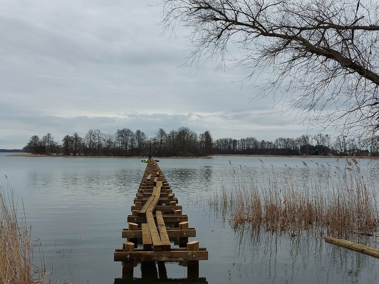 Spacerkiem na Kopiec Szwedzki. Rozpoczęła się budowa pomostu