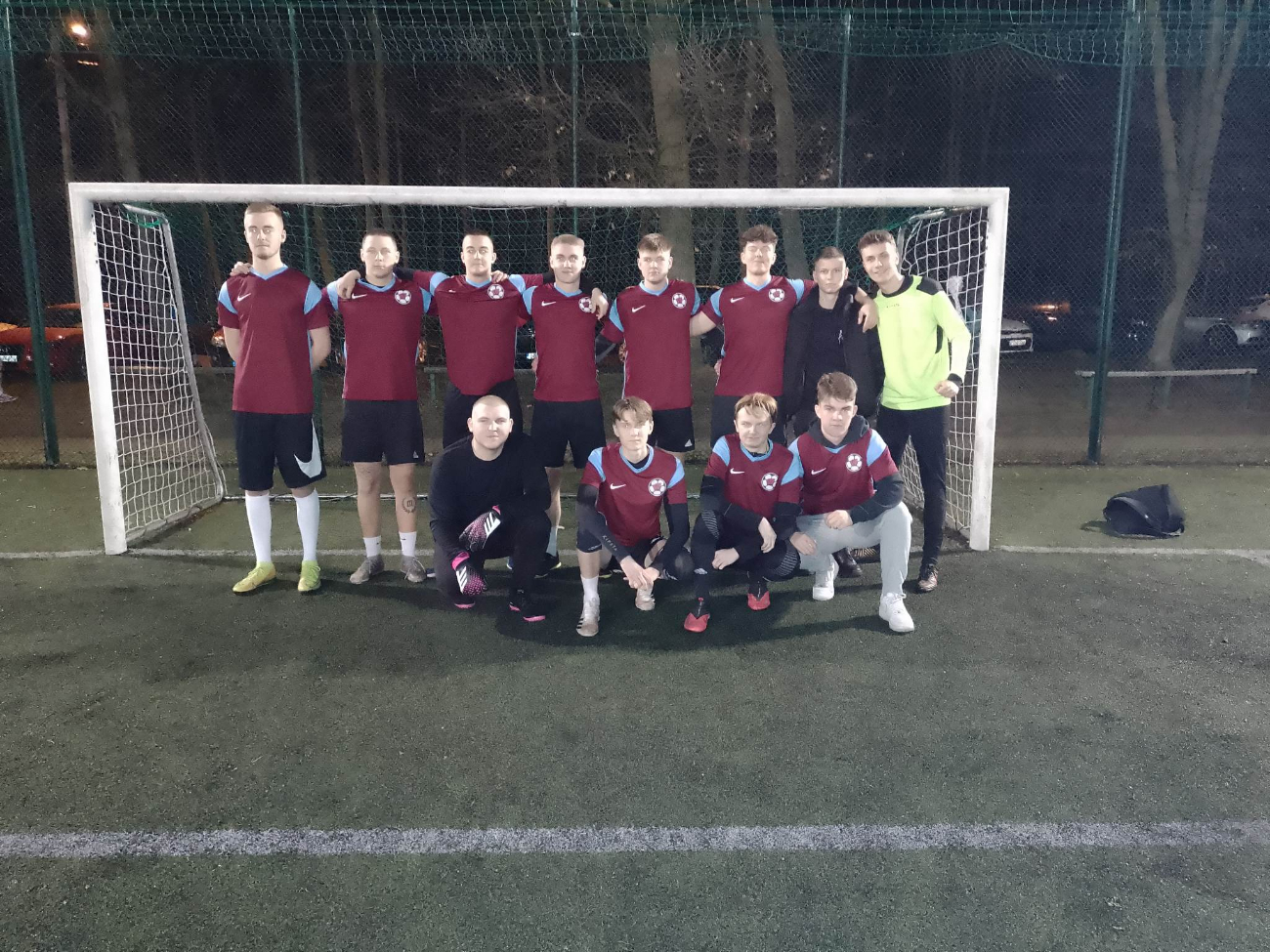 Obrońcy tytułu pierwszymi liderami