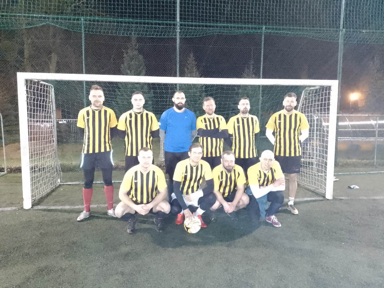 Obrońcy tytułu pierwszymi liderami