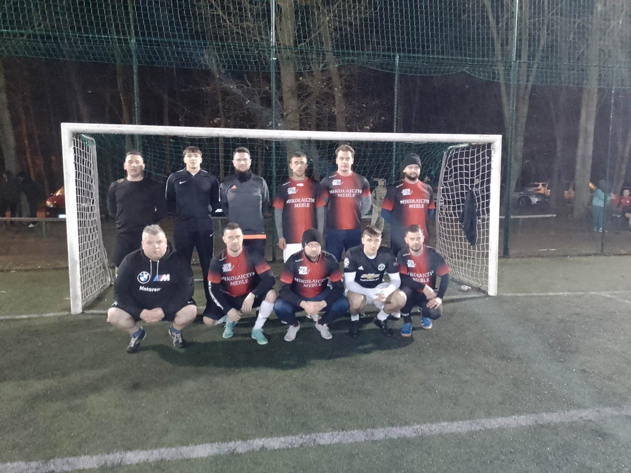 Obrońcy tytułu pierwszymi liderami