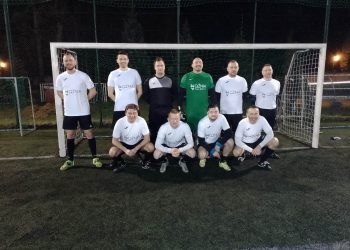 Obrońcy tytułu pierwszymi liderami