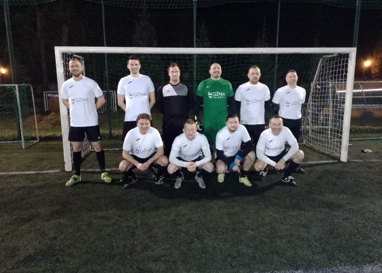 Obrońcy tytułu pierwszymi liderami