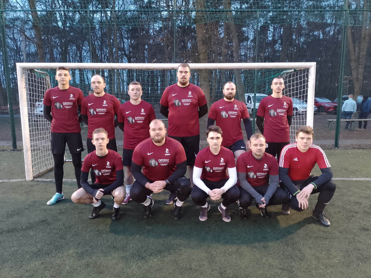 Obrońcy tytułu pierwszymi liderami