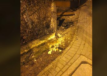 Nocny pościg na ulicach Słupcy. BMW rozbiło się przy rondzie