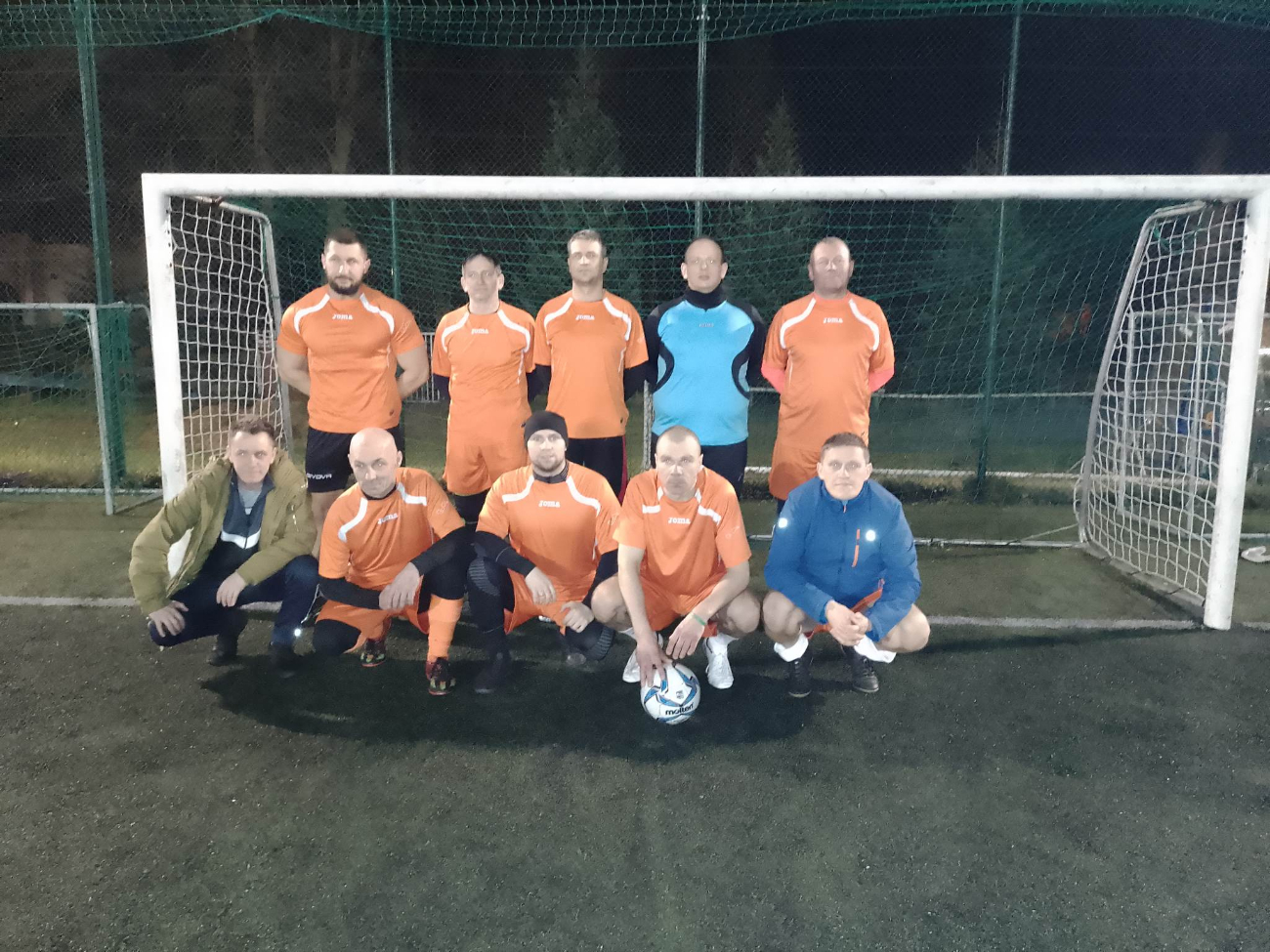 Obrońcy tytułu pierwszymi liderami