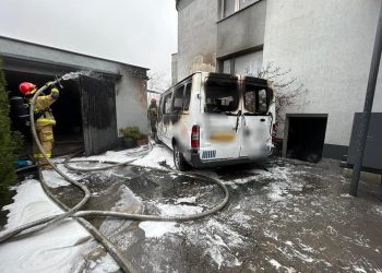 Pożar w Słupcy. Spłonęło auto ZDJĘCIA