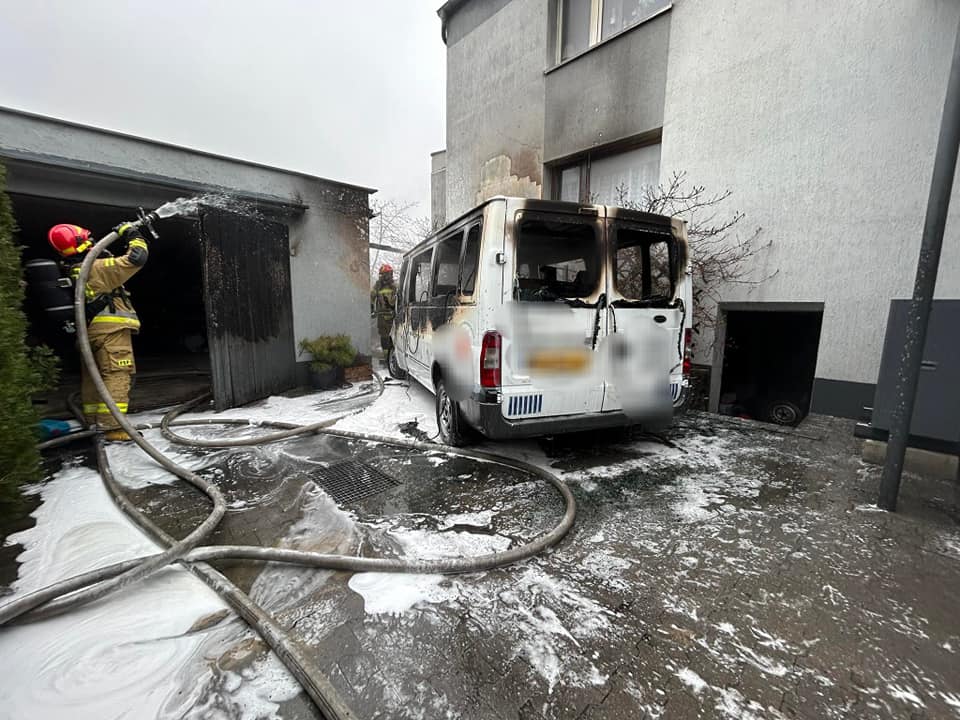 Pożar w Słupcy. Spłonęło auto ZDJĘCIA