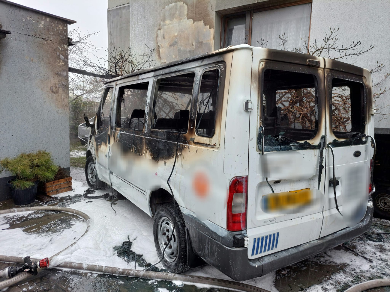 Pożar w Słupcy. Spłonęło auto ZDJĘCIA