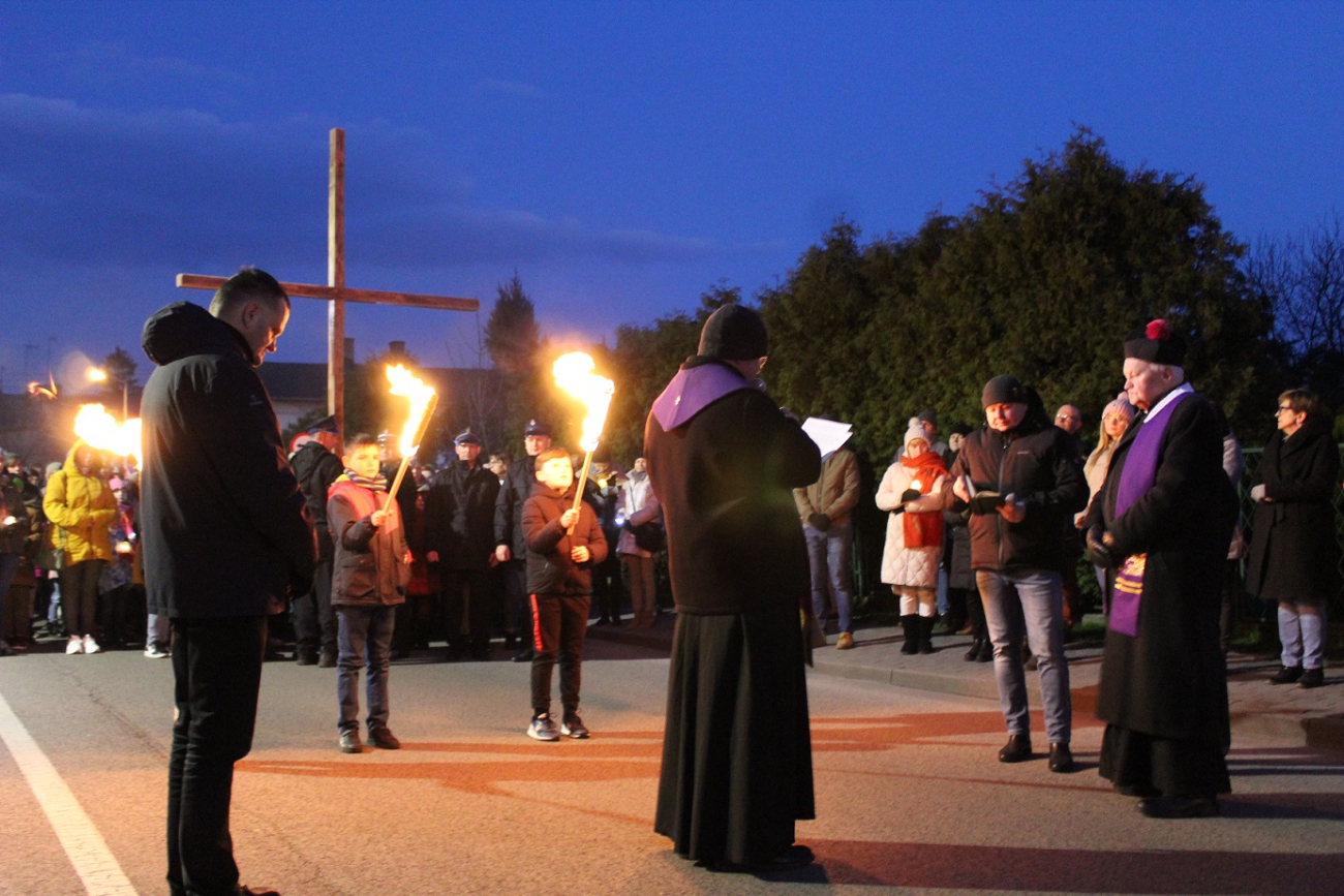 Droga Krzyżowa w Strzałkowie ZDJĘCIA