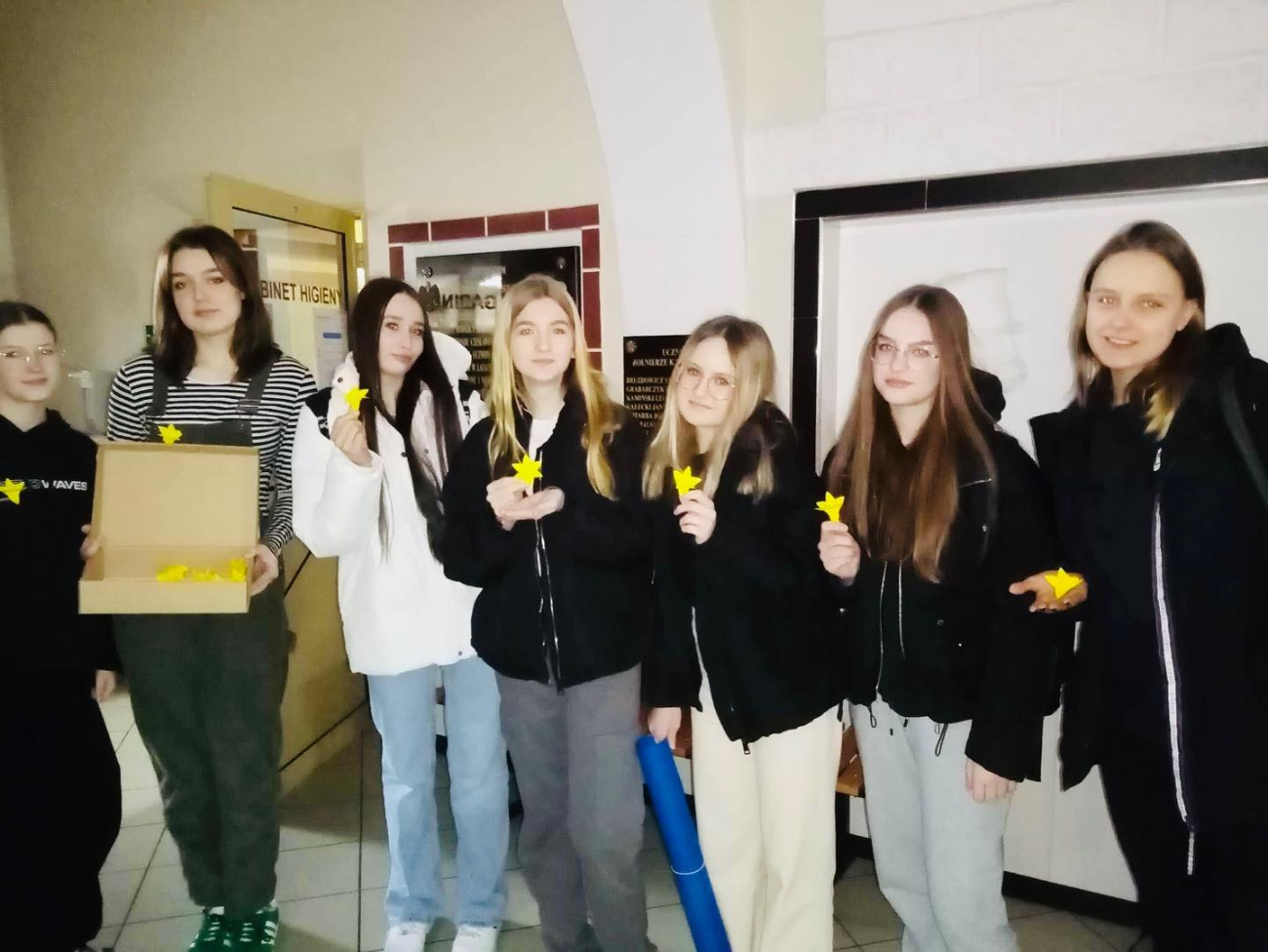 80. rocznica wybuchu powstania w getcie warszawskim. Uczniowie rozdawali żonkile