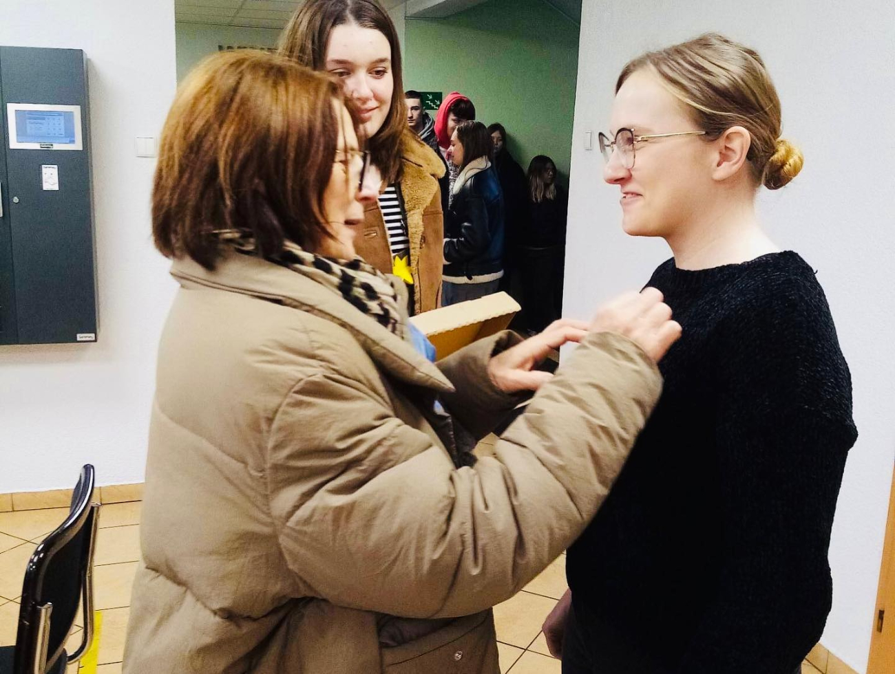 80. rocznica wybuchu powstania w getcie warszawskim. Uczniowie rozdawali żonkile