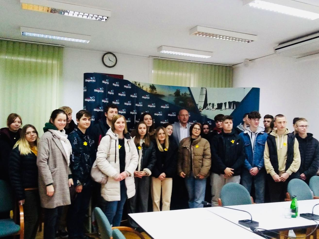 80. rocznica wybuchu powstania w getcie warszawskim. Uczniowie rozdawali żonkile