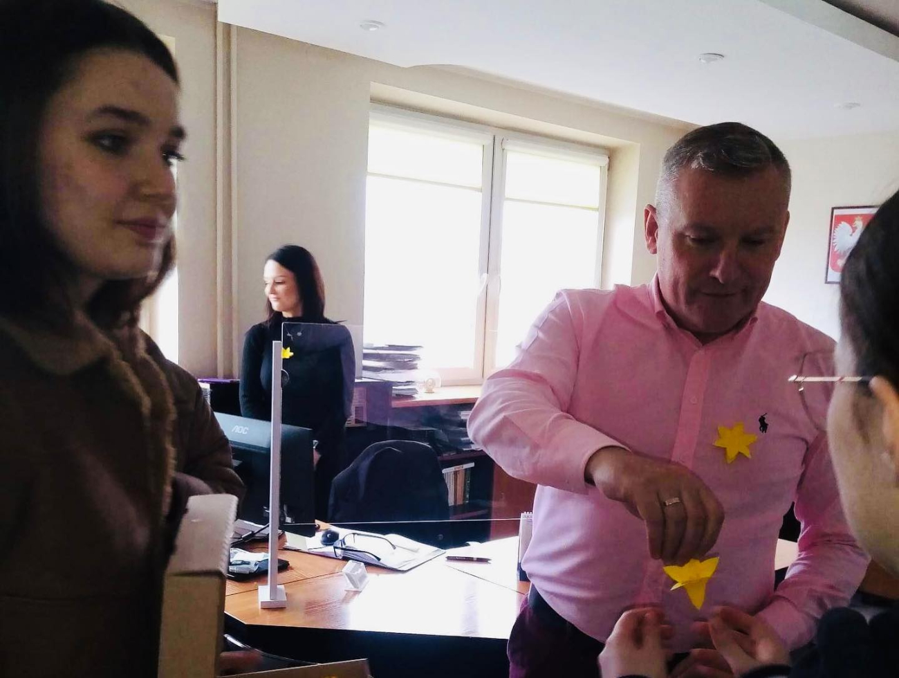 80. rocznica wybuchu powstania w getcie warszawskim. Uczniowie rozdawali żonkile